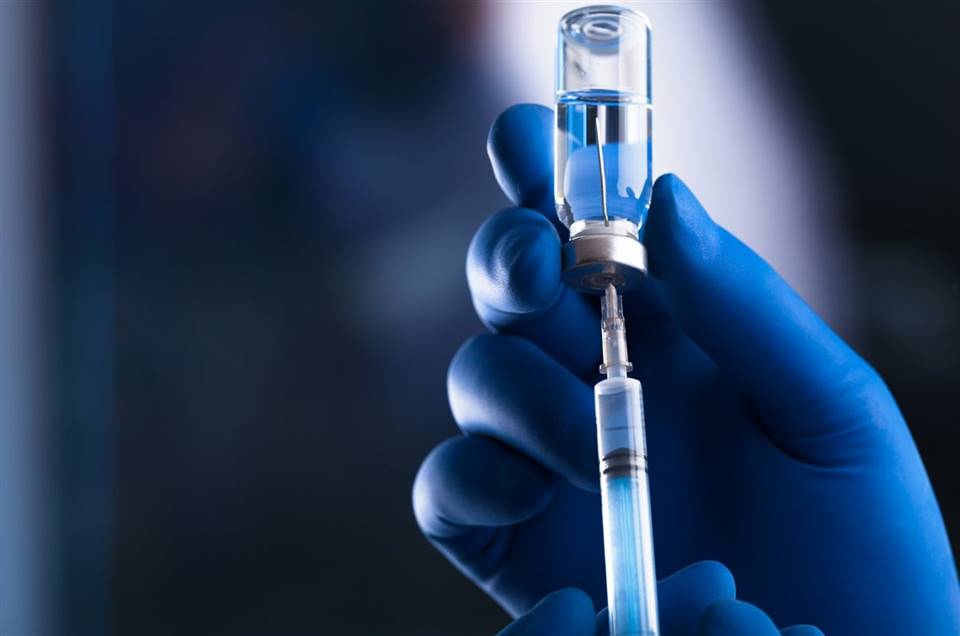 Agência europeia diz que trombose tem 'relação' com dose da vacina de Oxford